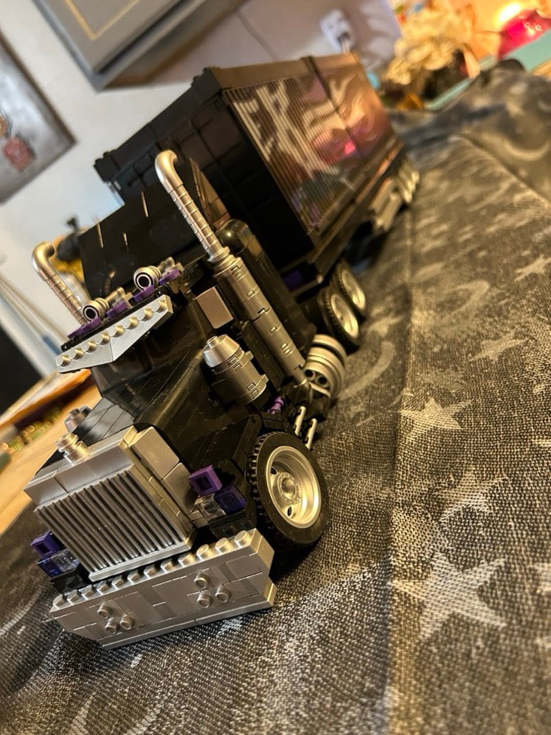 Buyer-submitted Heavy Duty Truck building-block model close-up view