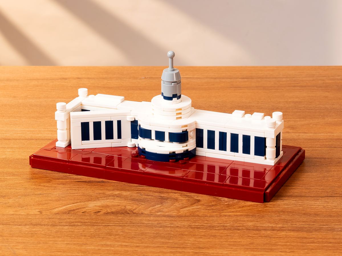 280-piece Tianjin Station building-block model with curved white facade and central clock tower