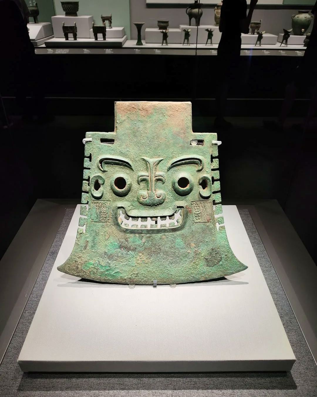 Bronze Yachou Yue displayed in a museum gallery