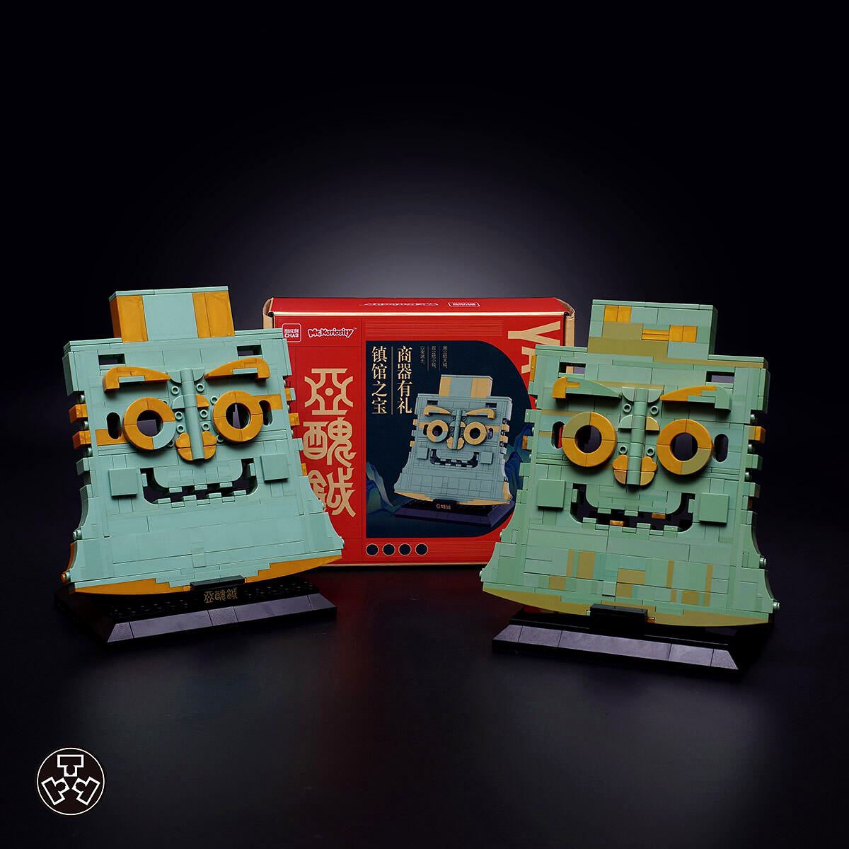 Production Yachou Yue model at left, retail package in the centre and earlier patterned prototype at right