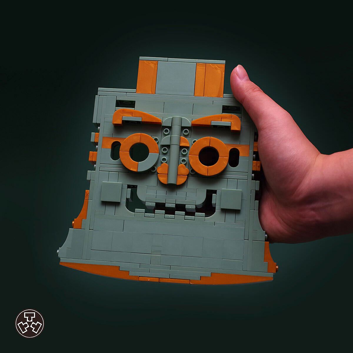Finished production-version Yachou Yue building-block model held in one hand